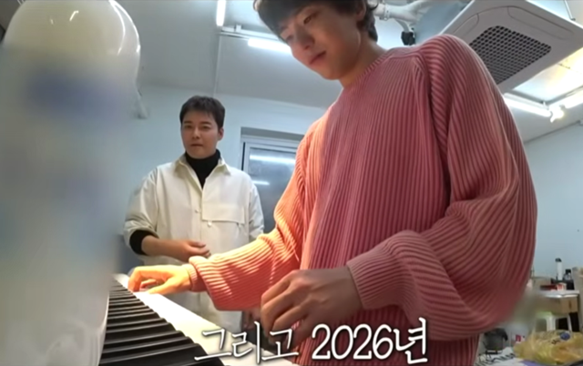 노란 수영복에 섹시한 몸매 어필하는 존예 처자