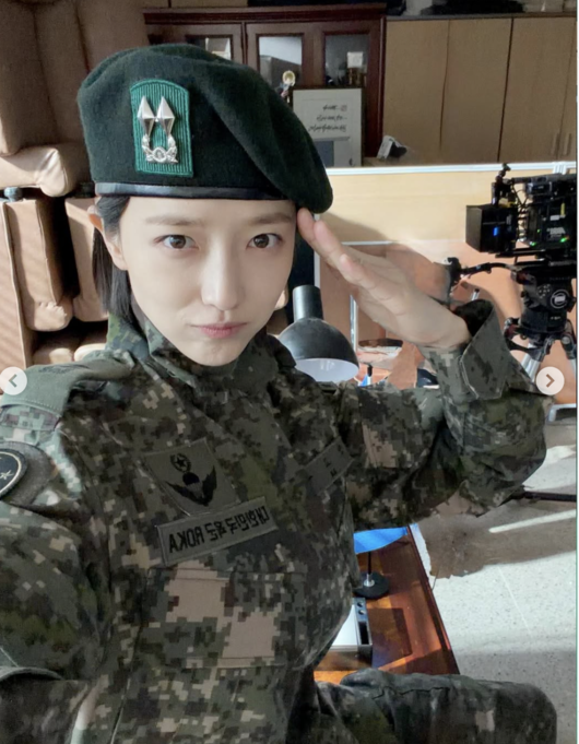 노란 수영복에 섹시한 몸매 어필하는 존예 처자