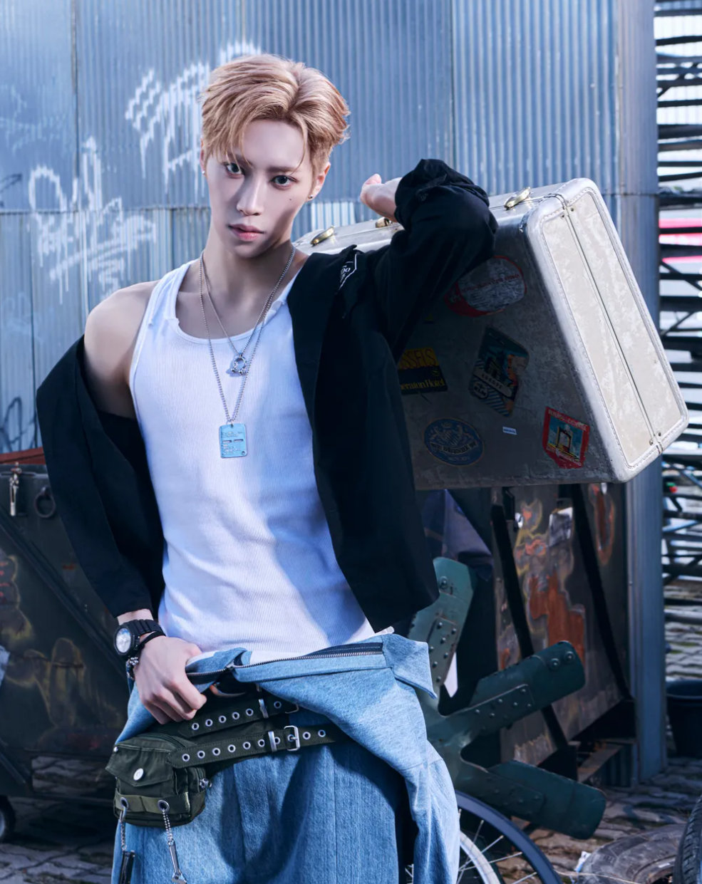 노란 수영복에 섹시한 몸매 어필하는 존예 처자