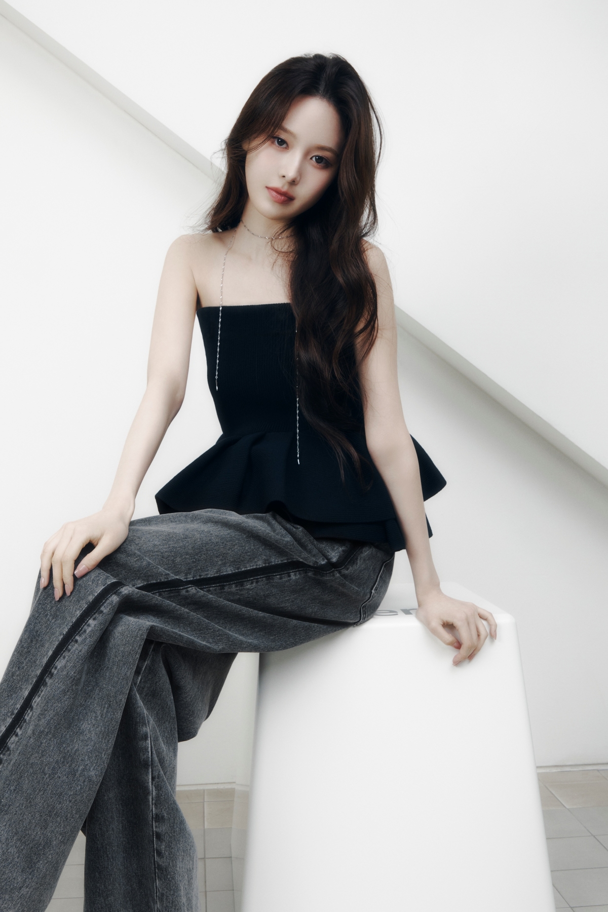 노란 수영복에 섹시한 몸매 어필하는 존예 처자