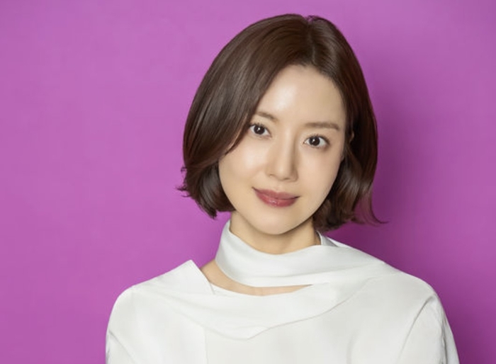 노란 수영복에 섹시한 몸매 어필하는 존예 처자