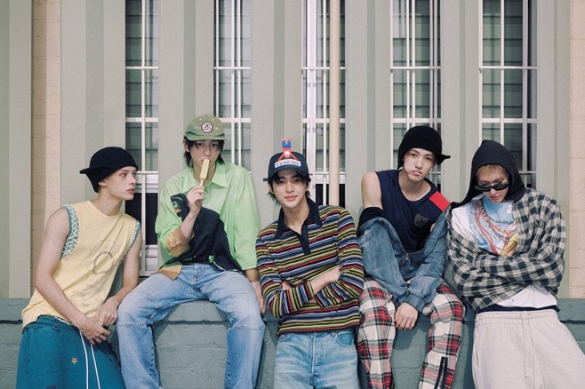 노란 수영복에 섹시한 몸매 어필하는 존예 처자