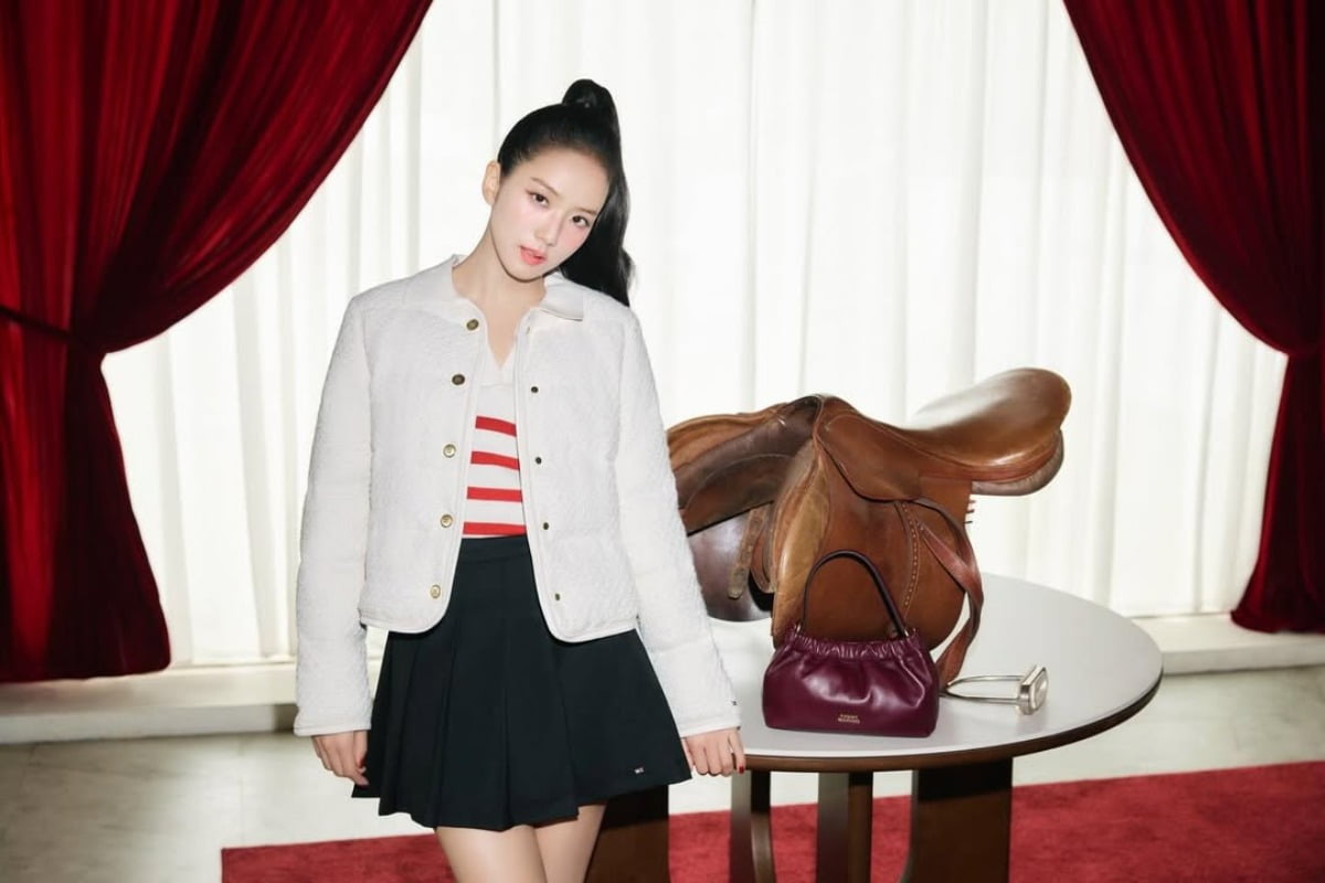 노란 수영복에 섹시한 몸매 어필하는 존예 처자