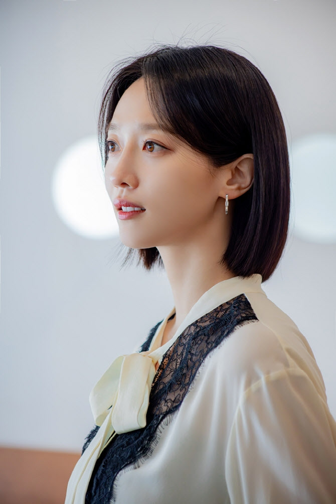 노란 수영복에 섹시한 몸매 어필하는 존예 처자