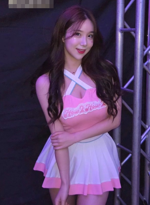 노란 수영복에 섹시한 몸매 어필하는 존예 처자