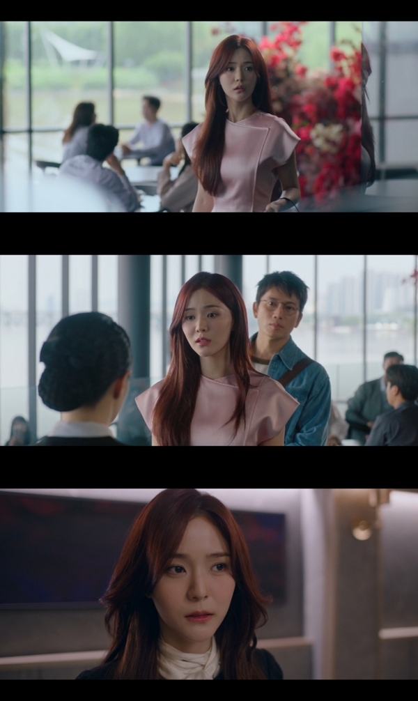 노란 수영복에 섹시한 몸매 어필하는 존예 처자