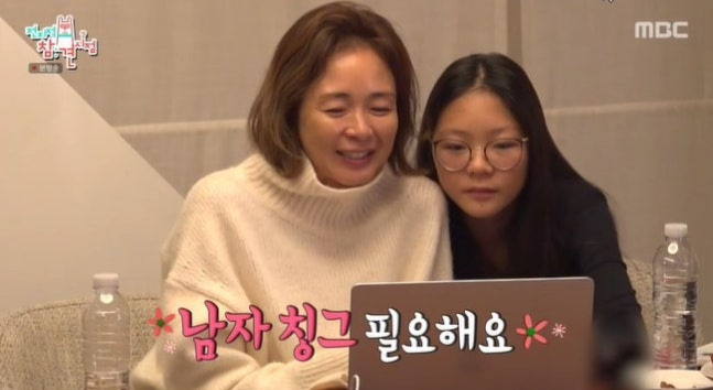 노란 수영복에 섹시한 몸매 어필하는 존예 처자