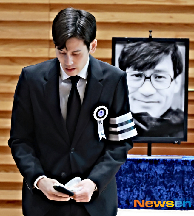 노란 수영복에 섹시한 몸매 어필하는 존예 처자