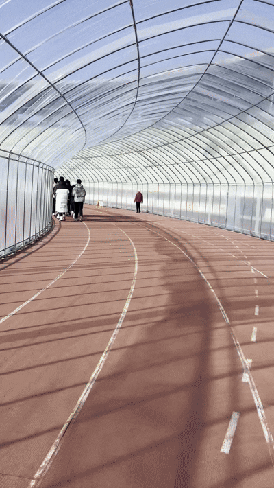 인근 학교 운동부 학생들이 롱패딩을 입고 몸을 풀고 있다. 이우섭 기자