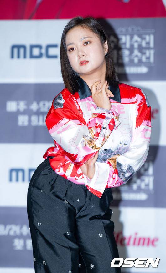 노란 수영복에 섹시한 몸매 어필하는 존예 처자