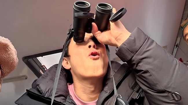 노란 수영복에 섹시한 몸매 어필하는 존예 처자