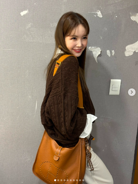 노란 수영복에 섹시한 몸매 어필하는 존예 처자