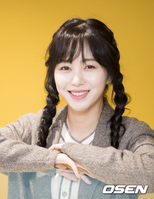 노란 수영복에 섹시한 몸매 어필하는 존예 처자