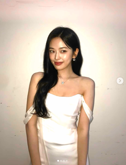 노란 수영복에 섹시한 몸매 어필하는 존예 처자