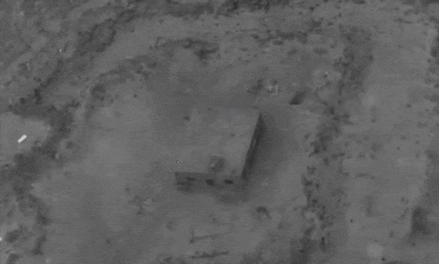 미 중부사령부가 공개한 ‘비기밀(UNCLASSIFIED)’ 영상 속 장면. 미군 공중전력이 시리아 내 이슬람국가(IS) 표적을 정밀 타격하고 있다. ⓒ미 중부사령부 엑스