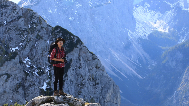 노란 수영복에 섹시한 몸매 어필하는 존예 처자