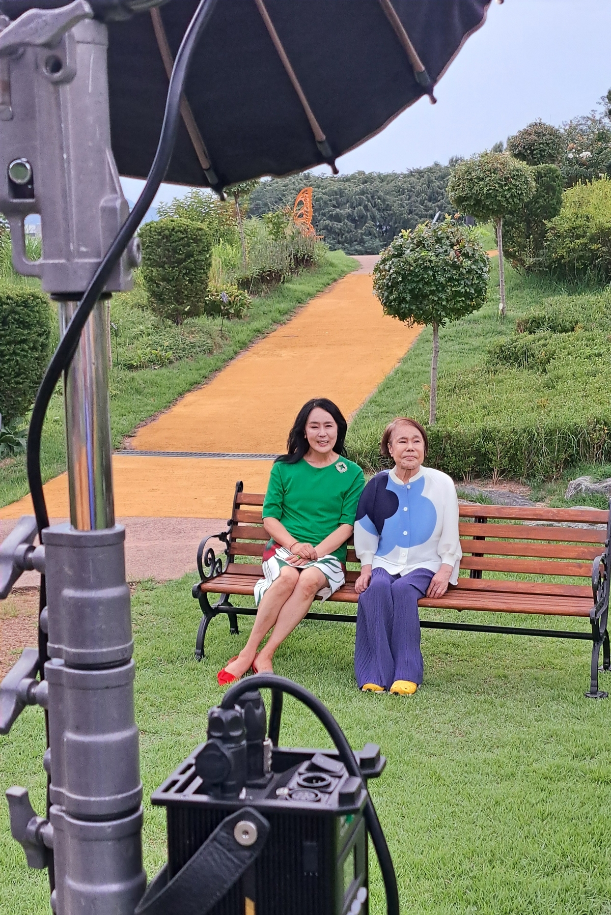 노란 수영복에 섹시한 몸매 어필하는 존예 처자