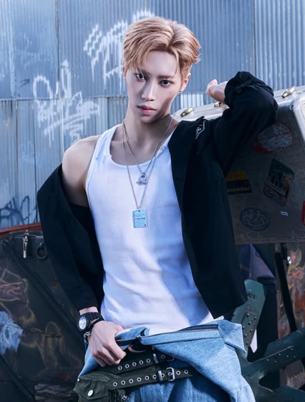 노란 수영복에 섹시한 몸매 어필하는 존예 처자