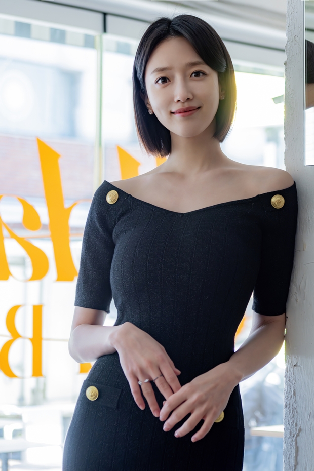 노란 수영복에 섹시한 몸매 어필하는 존예 처자