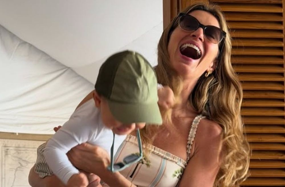 노란 수영복에 섹시한 몸매 어필하는 존예 처자