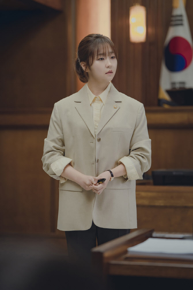 노란 수영복에 섹시한 몸매 어필하는 존예 처자