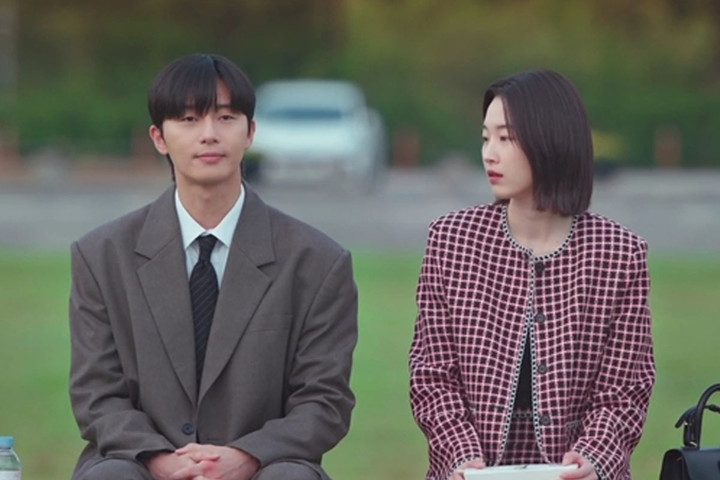 노란 수영복에 섹시한 몸매 어필하는 존예 처자