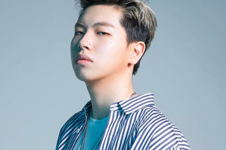 노란 수영복에 섹시한 몸매 어필하는 존예 처자