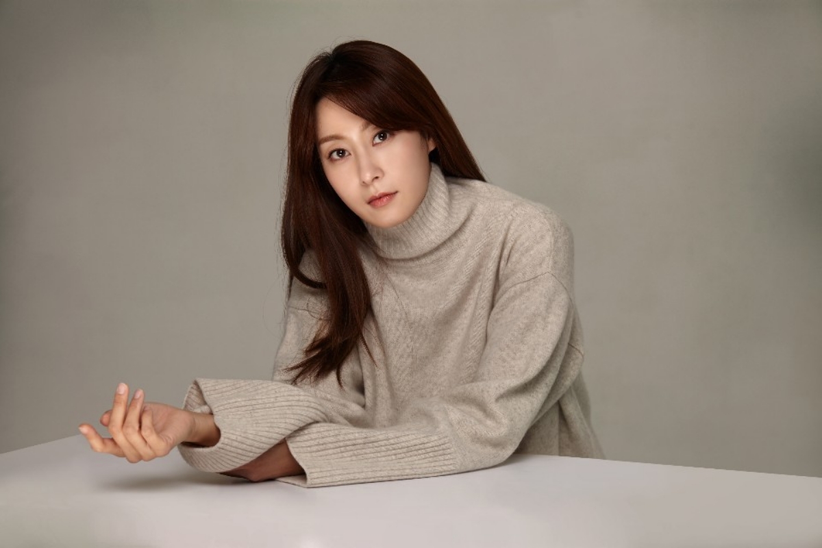 노란 수영복에 섹시한 몸매 어필하는 존예 처자