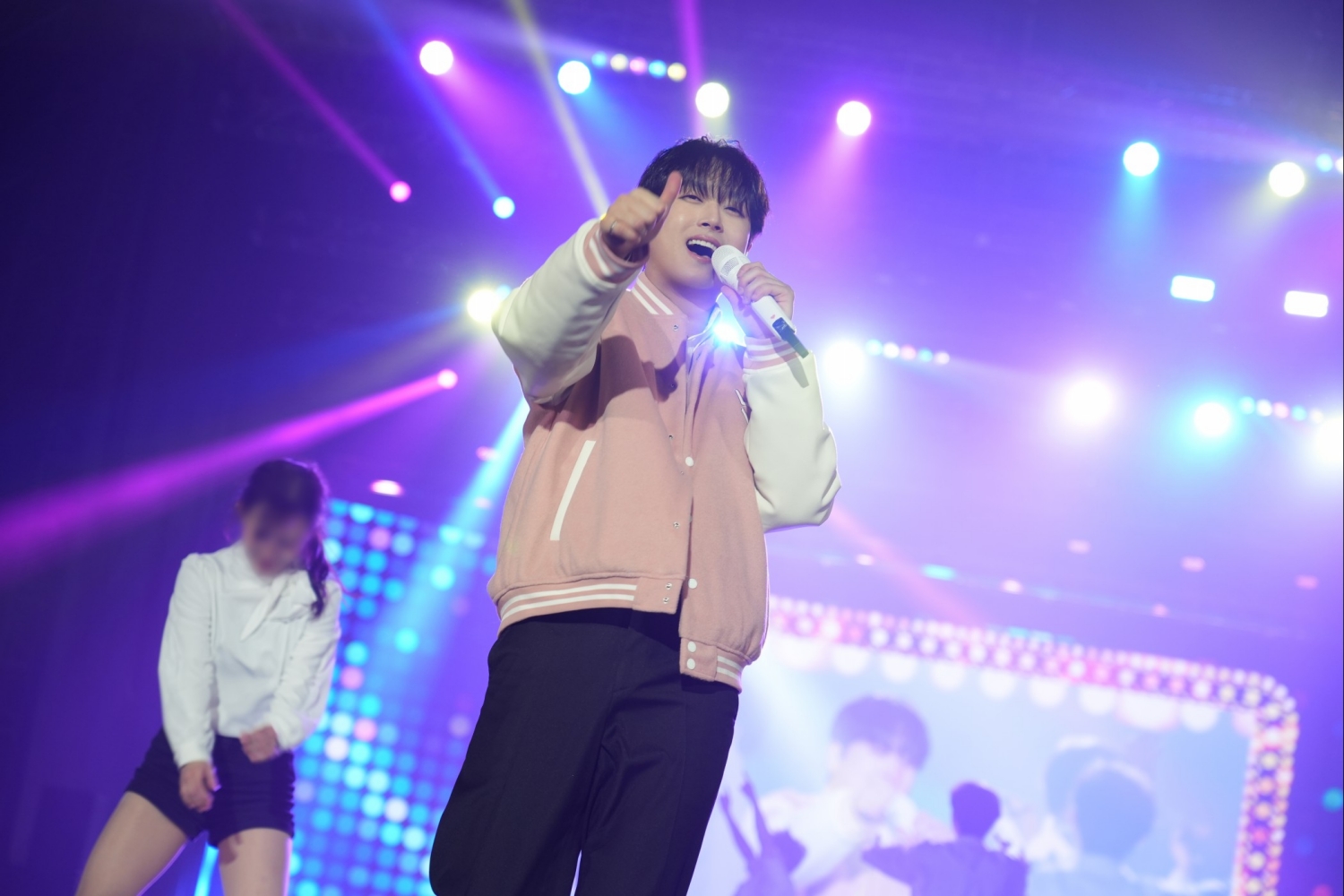 노란 수영복에 섹시한 몸매 어필하는 존예 처자