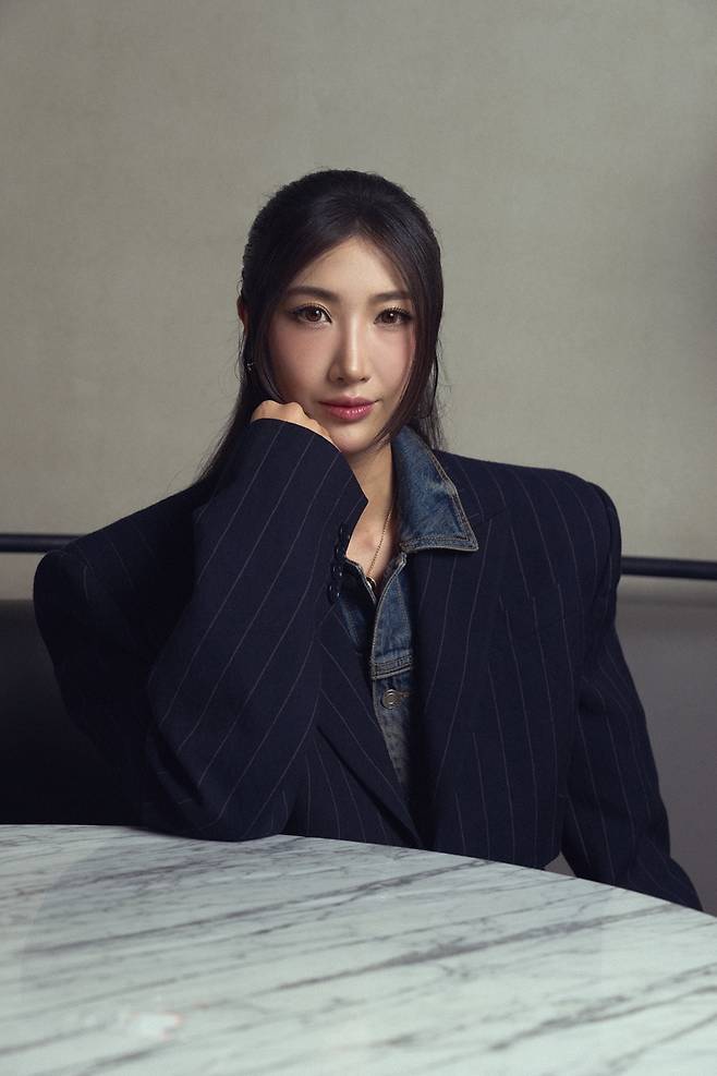 노란 수영복에 섹시한 몸매 어필하는 존예 처자