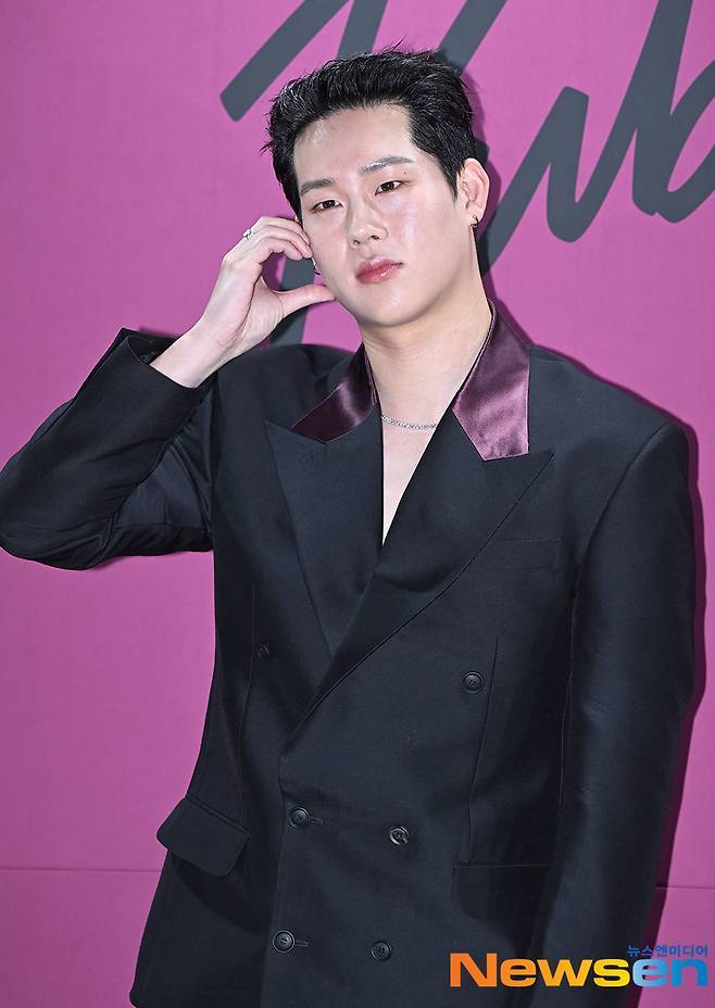 노란 수영복에 섹시한 몸매 어필하는 존예 처자