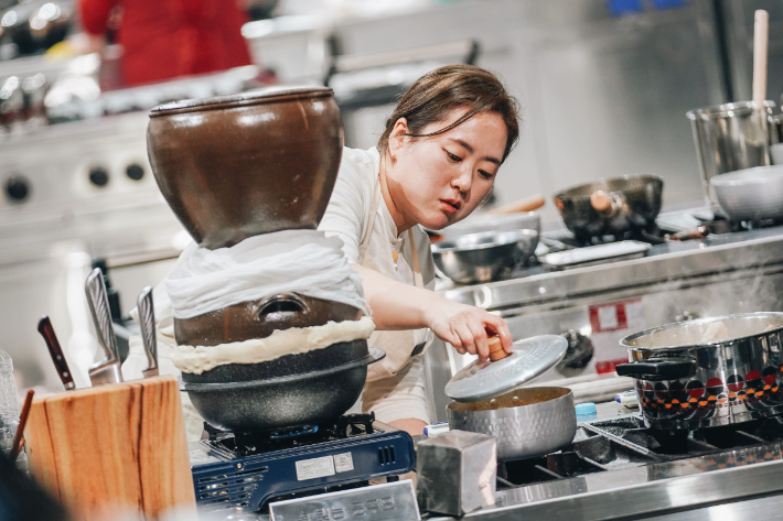 노란 수영복에 섹시한 몸매 어필하는 존예 처자
