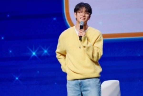 노란 수영복에 섹시한 몸매 어필하는 존예 처자