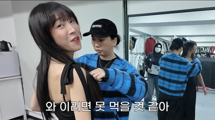 노란 수영복에 섹시한 몸매 어필하는 존예 처자