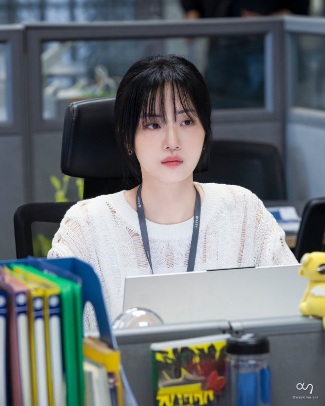 노란 수영복에 섹시한 몸매 어필하는 존예 처자