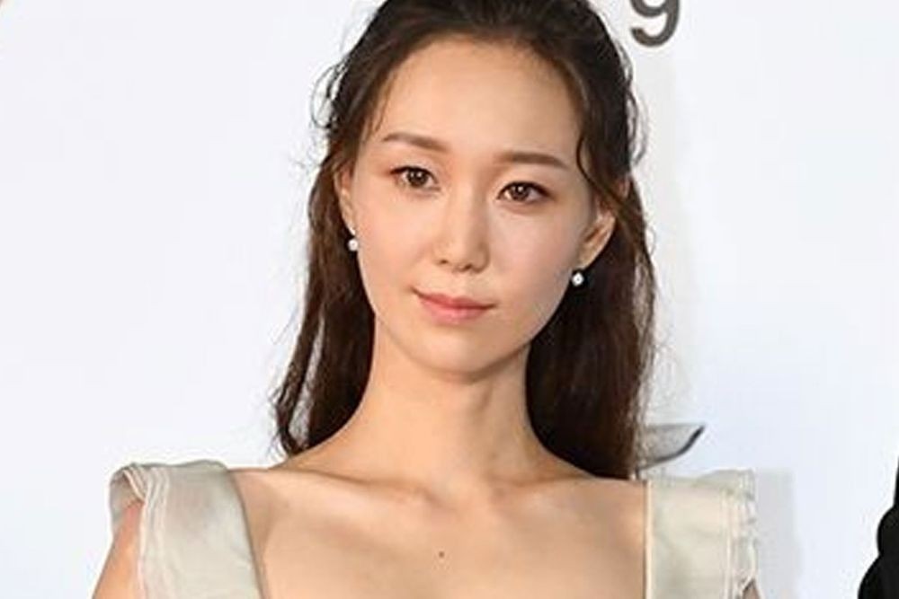 노란 수영복에 섹시한 몸매 어필하는 존예 처자