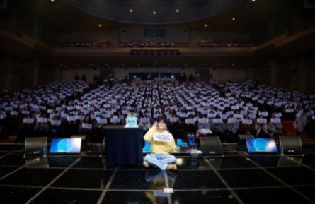 노란 수영복에 섹시한 몸매 어필하는 존예 처자