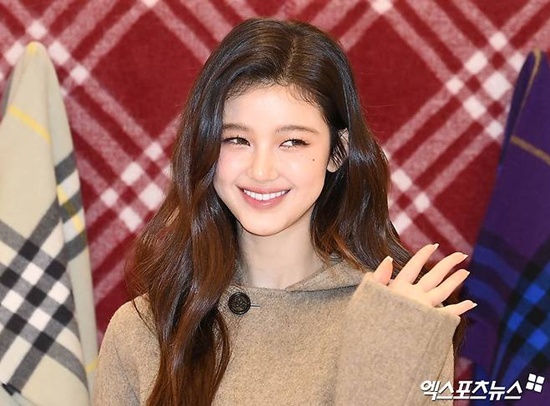 노란 수영복에 섹시한 몸매 어필하는 존예 처자