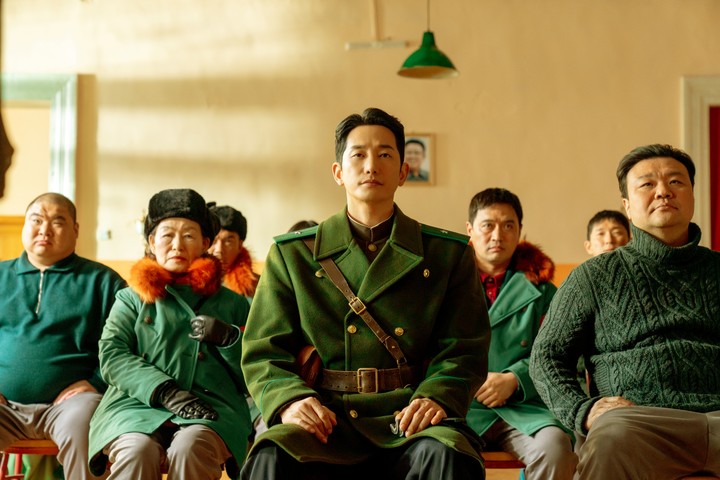 노란 수영복에 섹시한 몸매 어필하는 존예 처자