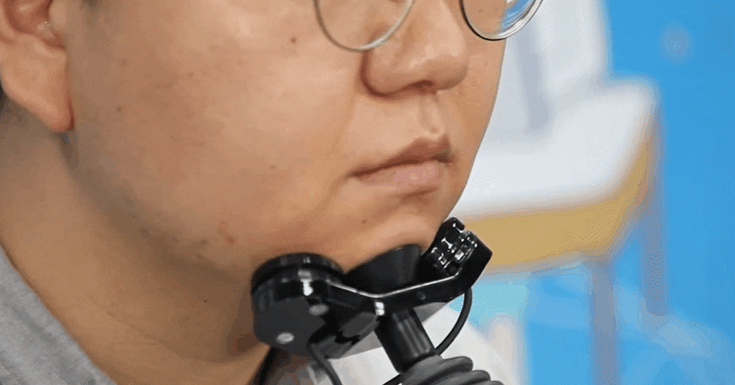 턱을 괴고 움직여 조작하는 ‘친 플러스 마우스’/유튜브 캡처