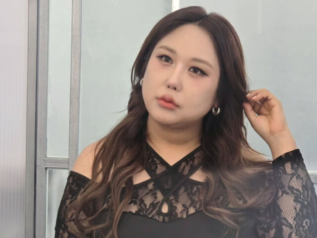 노란 수영복에 섹시한 몸매 어필하는 존예 처자