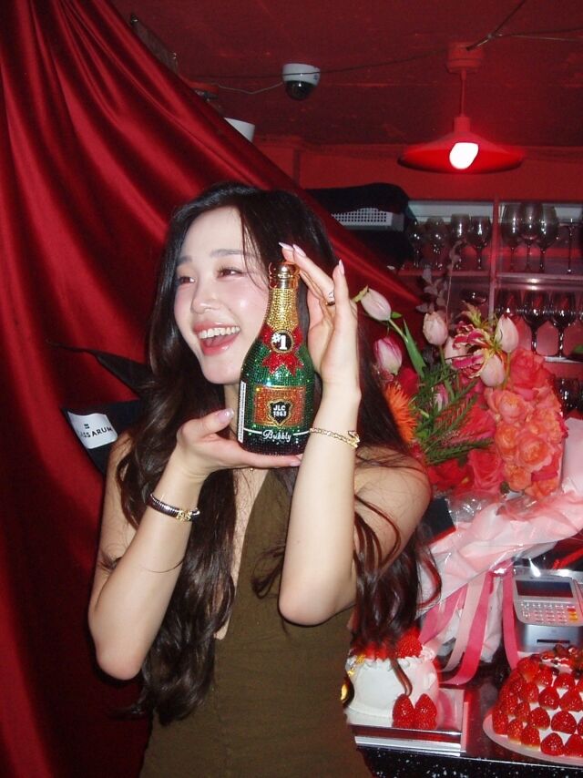 노란 수영복에 섹시한 몸매 어필하는 존예 처자