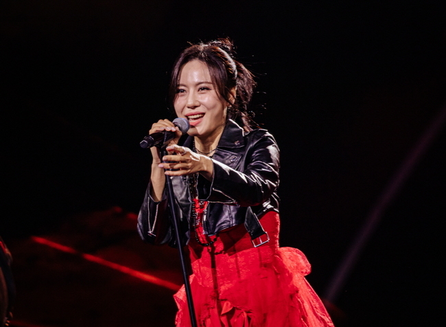 노란 수영복에 섹시한 몸매 어필하는 존예 처자