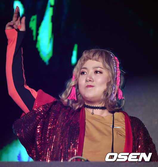 노란 수영복에 섹시한 몸매 어필하는 존예 처자