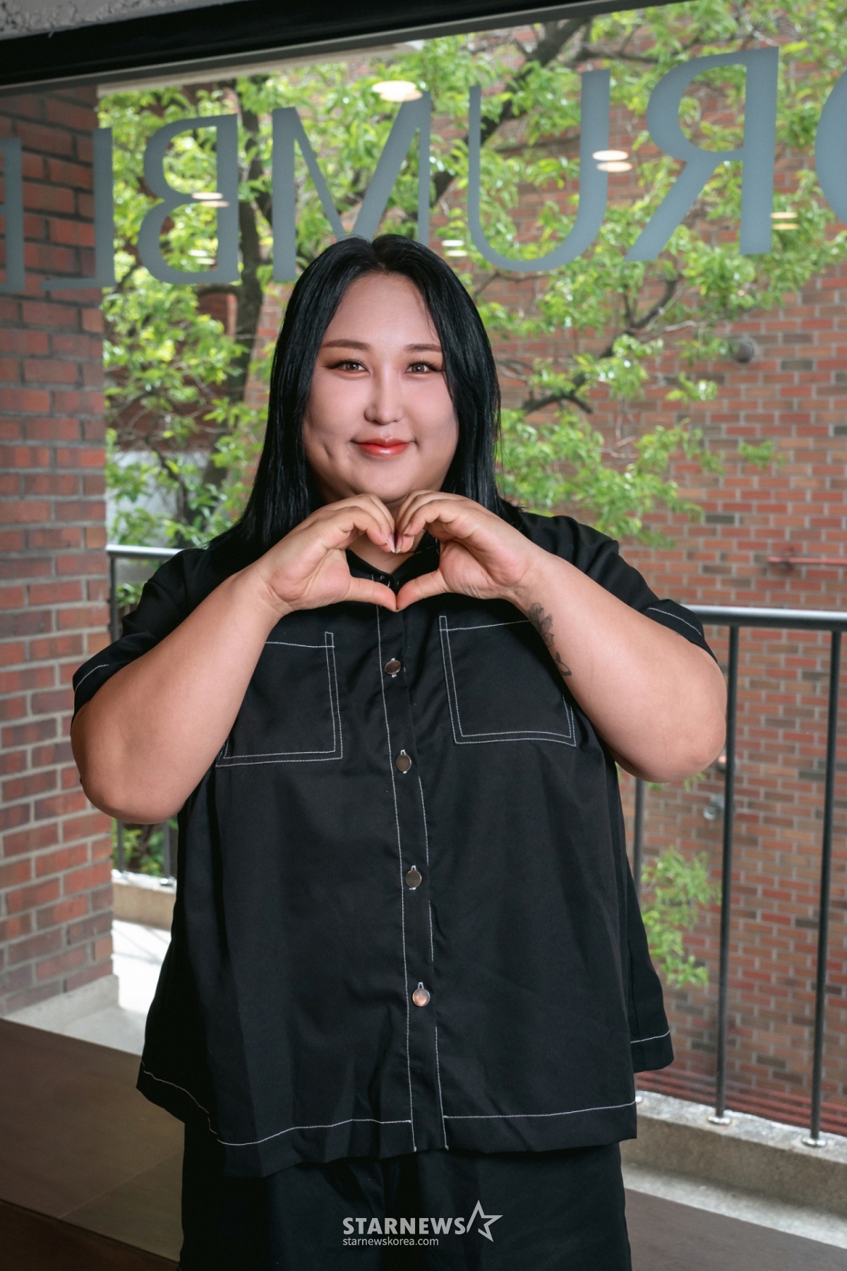 노란 수영복에 섹시한 몸매 어필하는 존예 처자