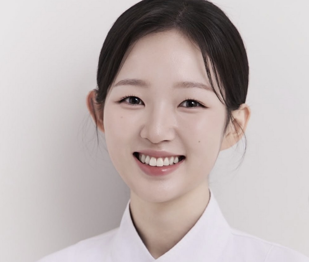 노란 수영복에 섹시한 몸매 어필하는 존예 처자