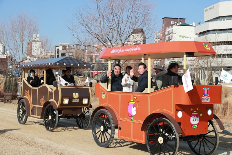 말 없는 마차 타고 태화강 국가정원 질주 '울산 마차' 눈길