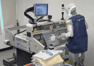 롯데글로벌로지스가 실증 연구 중인 이족 보행 AI(인공지능) 휴머노이드 로봇/사진=롯데글로벌로지스