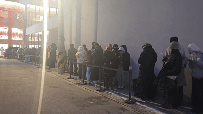 지난 14일 오후 서울 강남구 신사동 크림 도산 플래그십 스토어 앞에 '헬로키티X지수' 팝업을 방문하기 위한 대기줄이 팝업스토어 운영 전부터 만들어졌다. /영상=박수빈 기자