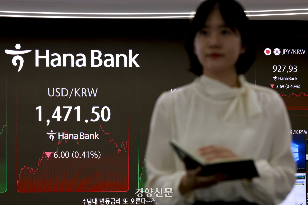 정부, 고환율 잡기 위해 “거시건전성 조치 도입 검토”